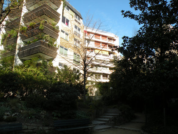  jolis petits immeubles sur le square R. Stéphane